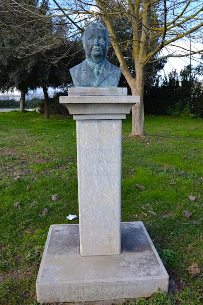 The%20bust%20of%20Gaetano%20Rummo%20in%20the%20park.JPG